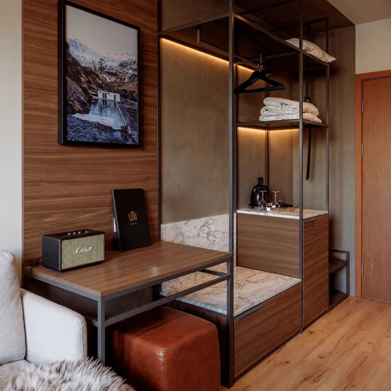 Skrifborð, upplýstar hillur, minibar og opin fatahirðing í UMI-herbergi