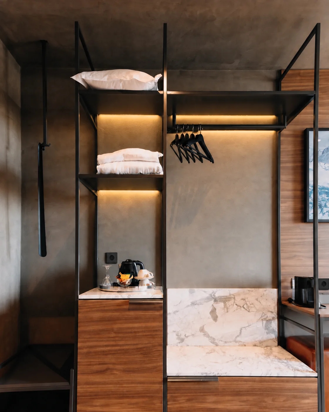 Hillur og minibar með lágstemmdri LED-lýsingu