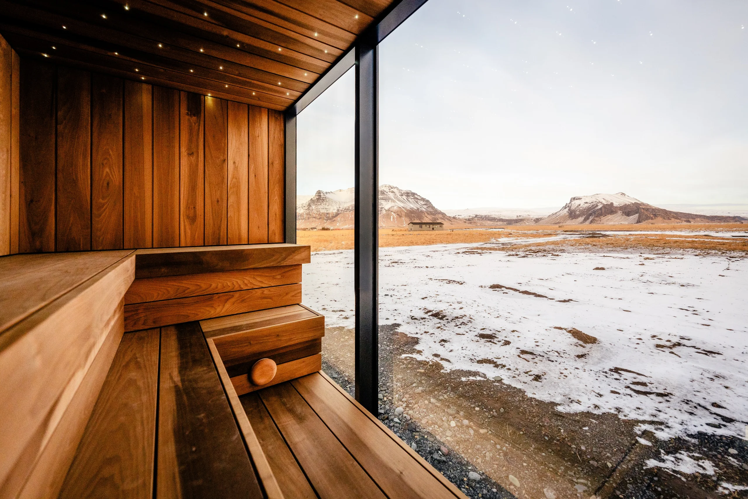 Sauna UMI Spa með útsýni yfir snævi þakið landslag