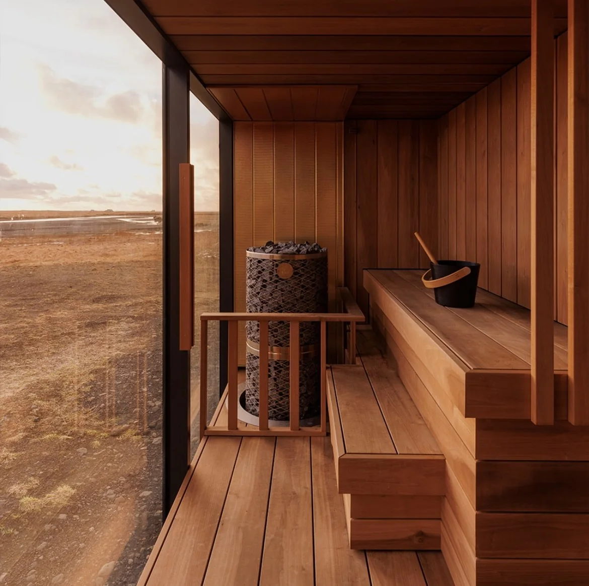 Viðarklædd sauna UMI Spa í hlýrri kvöldbirtu